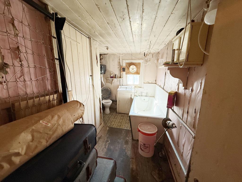 Lot: 114 - MID-TERRACE HOUSE FOR REFURBISHMENT IN DESIRABLE LOCATION - Bathroom with WC